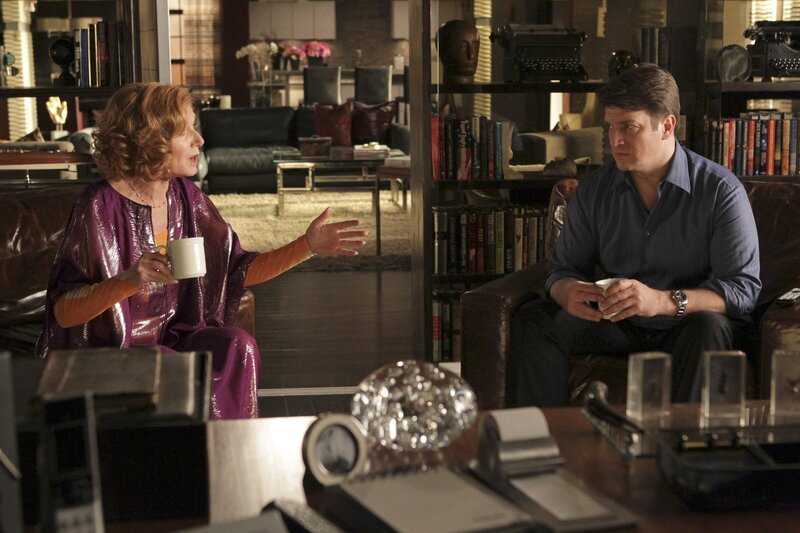 Martha (Susan Sullivan, l.) redet ihrem Sohn (Nathan Fillion, r.) ins Gewissen, seiner Kollegin Kate Beckett endlich seine wahren Gefühle für sie zu offenbaren … – Bild: ABC Studios