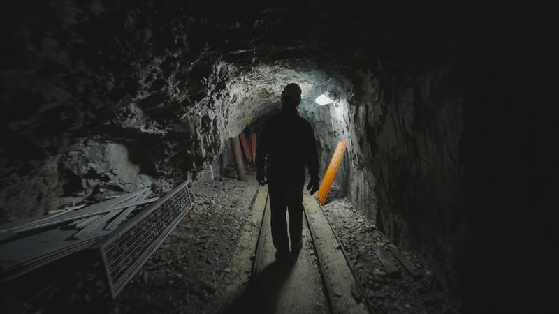 Archäologen finden im österreichischen Bergwerk Mitterberg Spuren prähistorischen Kupferabbaus. – Bild: Story House Productions /​ ZDF /​ Marius Klohn