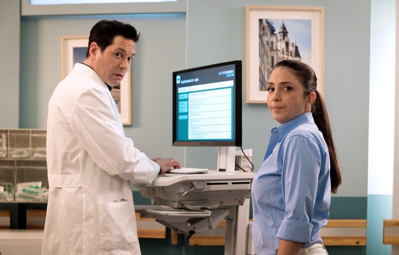 Dr. Ina Schulte (Isabell Gerschke) und Dr. Philipp Brentano (Thomas Koch) haben gerade erfahren, dass Sarah Marquardt und Philipps Frau Arzu mit einer Hochschwangeren im Fahrstuhl stecken geblieben sind. – Bild: MDR/​Saxonia Media/​Rudolf Wernicke