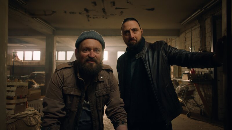 Tierdiebe Tomo (Bejamin Lew-Klon) und Zlatko (Ivan Dentler) werfen einen letzten Blick in den Käfig. – Bild: NDR/​Letterbox