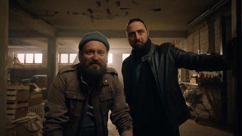 Tierdiebe Tomo (Bejamin Lew-Klon) und Zlatko (Ivan Dentler) werfen einen letzten Blick in den Käfig. – Bild: NDR/​Letterbox