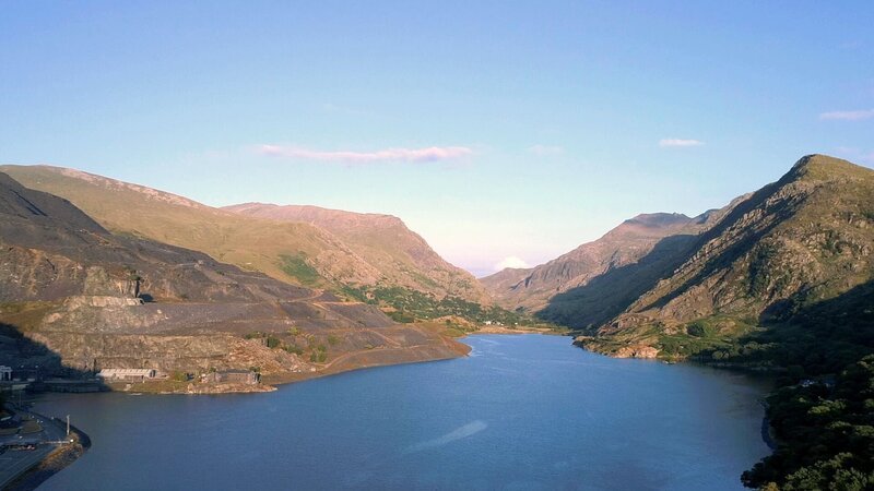 Snowdonia ist ein Land der Seen: Über 200 faszinieren als Naturkulisse und Lebensraum. – Bild: Silver Lining Productions