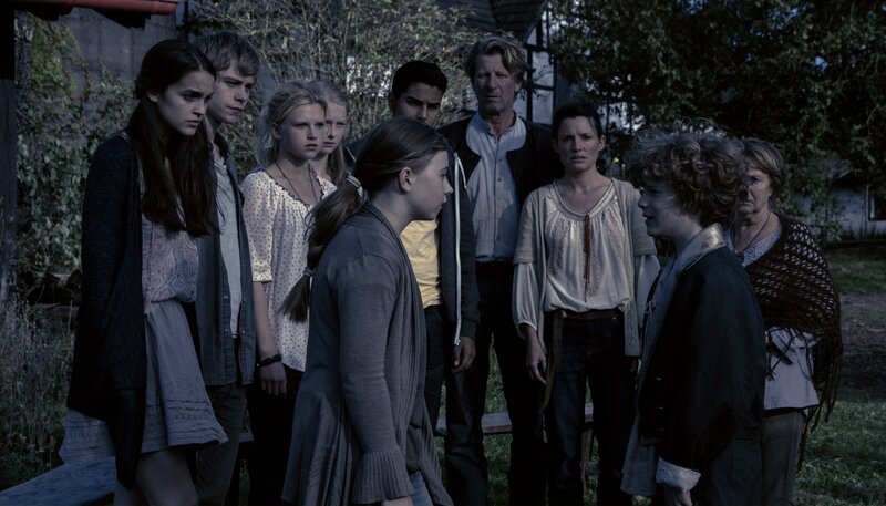 Adrian (Nico Kleemann) warnt die Lilientals. – Bild: WDR/​WDR/​Andrea Hansen