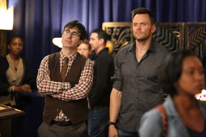 Weil Professor Duncan (John Oliver, l.) Britta rumkriegen will, rät ihm Jeff (Joel McHale, r.) wohltätig zu denken … – Bild: MEI2 /​ 999- RTI S.p.A. Interactive Media – P.Iva 03976881007 – Tutti i diritti riservati l Per la pubblicità Mediamond S.p.a., RTI spa, Gruppo Mediaset.