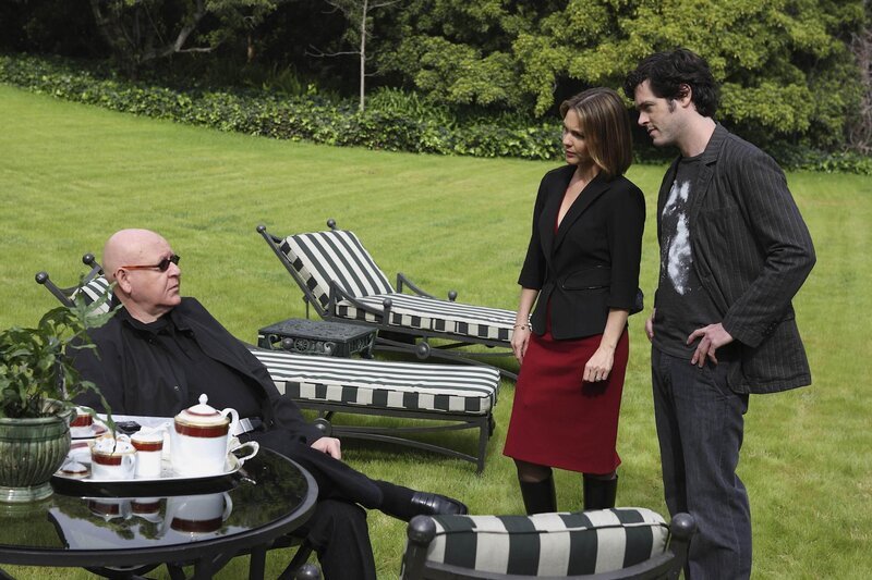 Der krebskranke Vermögensverwalter Joseph Hollin (Daniel Benzali) bekennt sich schuldig: Gelder veruntreut zu haben. Auf ihn wartet nun eine hohe Gefängnisstrafe – doch Gillian (Kelli Williams) und Eli (Brendan Hines) glauben ihm nicht. Lügt er: um jemanden zu schützen? – Bild: RTL Crime