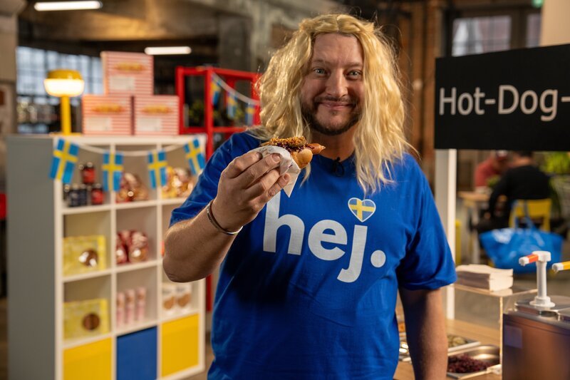 Ein Hot Dog für zwei Euro – wie IKEA Fast Food zu so günstigen Preisen verkaufen kann, verrät Sebastian Lege. – Bild: Konstantin Kieselbach /​ ZDF und Konstantin Kieselbach
