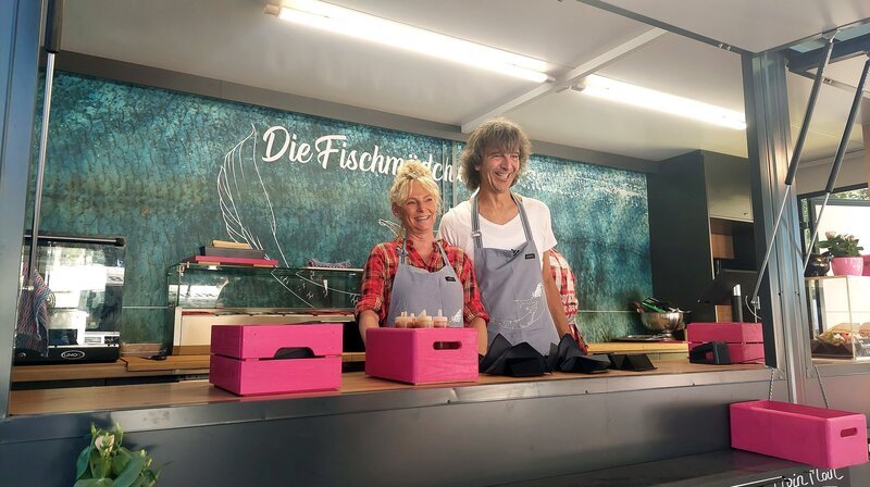 Britta und ihr Mann Jörn verkaufen die Fischbrötchen aus ihrem Foodtruck „Karl“ heraus und klappern norddeutsche Events ab oder verkaufen direkt von ihrem Hof aus. – Bild: NDR/Jokerpictures Britta und ihr Mann Jörn verkaufen die Fischbrötchen aus ihrem Foodtruck „Karl“ heraus und klappern norddeutsche Events ab oder verkaufen direkt von ihrem Hof aus. – Bild: NDR/Jokerpictures
