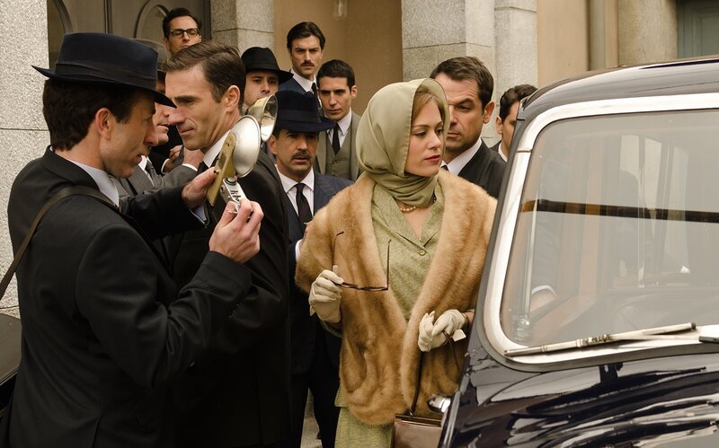 Gracia Patricia (Kimberley Tell) flieht vor einer Meute Journalisten. – Bild: port.hu