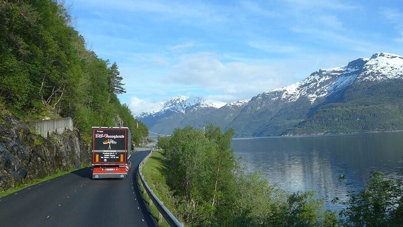 Der Lkw ist auf dem Weg. – Bild: Warner Bros. Discovery