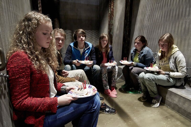 Der Entführer zwingt seine Geisel (v.l.) Heike-Maria (Pauline Angert), Mario (Lukas F. Karlsch), Tobias (Eric Ventker), Eva (Runa Greiner), Lisa (Ricarda Zimmerer) und Katrin (Nele Guderian) den Geburtstag seiner verstorbenen Tochter zu feiern. – Bild: RTL /​ Guido Engels
