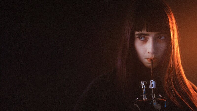 Die jugendliche Vampirin Sasha (Sara Montpetit) wurde bisher von ihren Eltern verköstigt, doch nun soll sie selbst auf die Jagd gehen. Allerdings wird ihr Jagdtrieb durch ihr gesteigertes Einfühlungsvermögen gehemmt. – Bild: Lou Scamble /​ ZDF und Lou Scamble