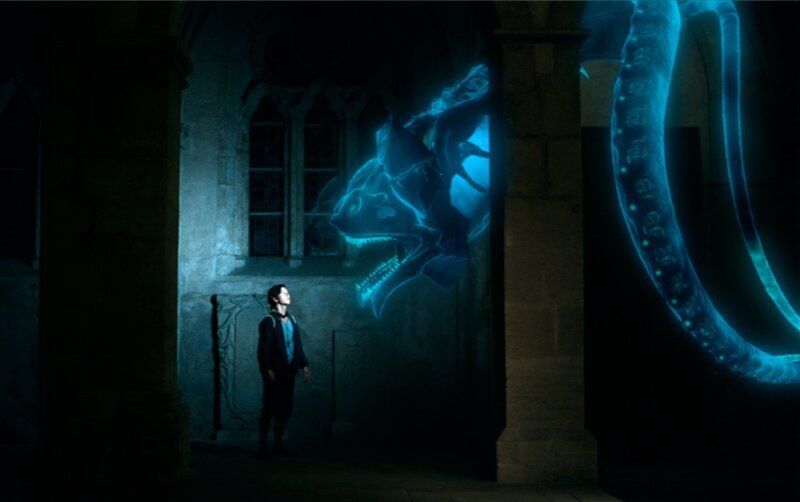 Michel (Tim Oliver Schultz) begegnet im Schloss zuallererst einem riesenhaften Monster. Weiteres Bildmaterial finden Sie unter www.br-foto.de. – Bild: ARD/​RB