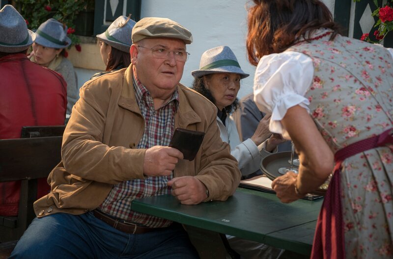 Krüger (Horst Krause) und Poldi wollen Infos über Karins Verlobten Hansi herausfinden und versuchen seine Ex-Frau Rosie Strasser (Andrea Eckert) auszufragen. – Bild: ARD Degeto/​Conny Klein