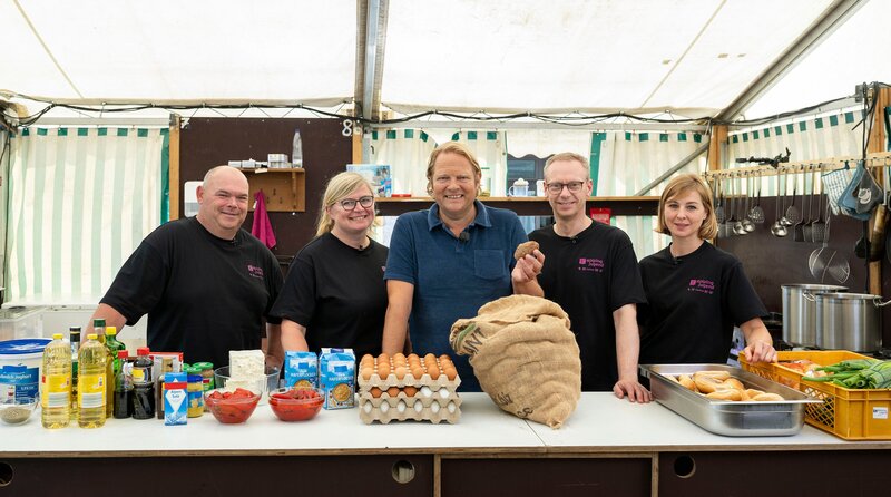 Björn Freitag (Mitte) mit dem Kochteam des Zeltlagers Kolpingjugend Clarholz. – Bild: WDR/​solis TV/​Melanie Grande