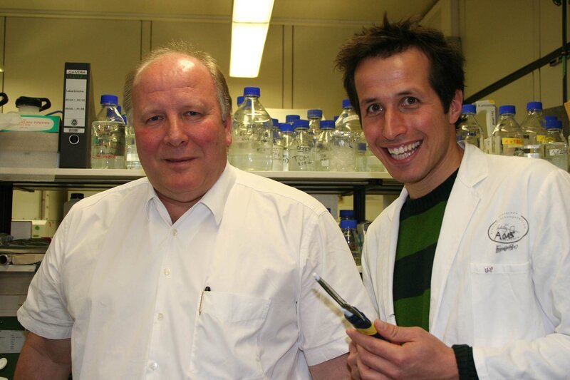 Willi (re.) und Prof. Dr. Peter H. Krammer vom Deutschen Krebsforschungszentrum – Bild: BR/​megaherz gmbh