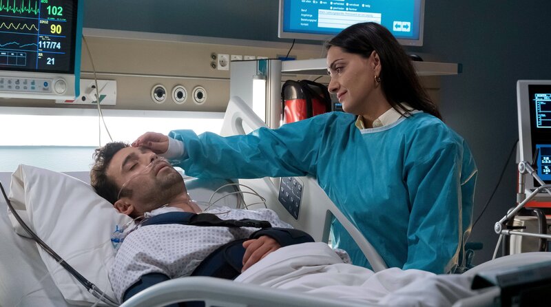 Philipp Brentano (Thomas Koch, li.) und Kai Hoffmann (Julian Weigend, re.) werden auf ihrer morgendlichen Joggingrunde fast von einem Auto überfahren. – Bild: MDR/​Sebastian Kiss