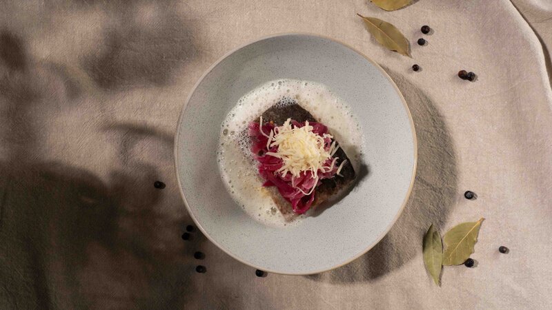 Forelle „Brathering-Style“ mit Kartoffel-Meerrettichstampf. – Bild: WDR, 2Bild TV.Events & Media GmbH/​Raphael Duschekr