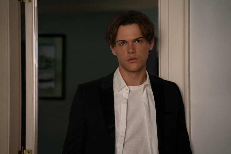 Christopher Briney als Conrad – Bild: Amazon Content Services LLC