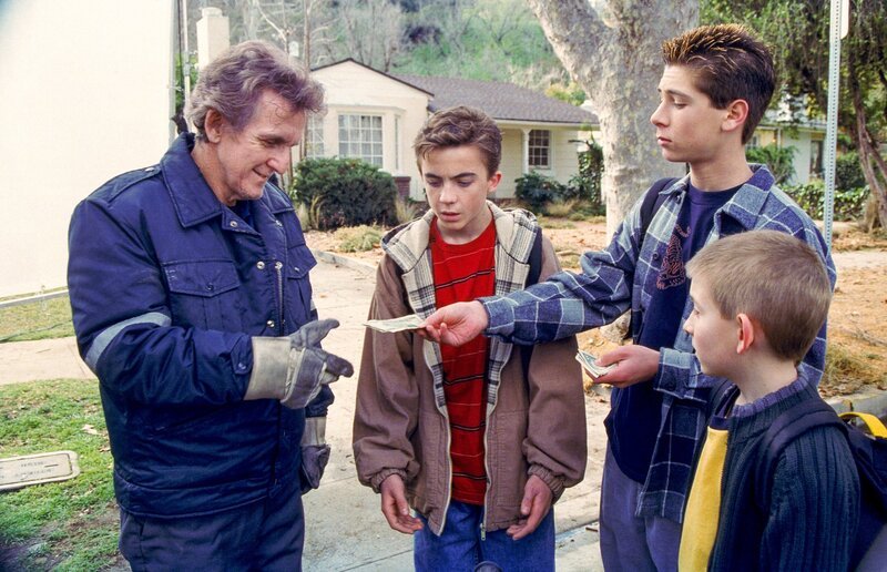 Malcolm (Frankie Muniz, 2.v.l.), Reese (Justin Berfield, 2.v.r.) und Dewey (Erik Per Sullivan, r.) kaufen dem Müllmann (Clement Blake, l.) ein altes Mini-Bike ab. – Bild: ORF/​Disney