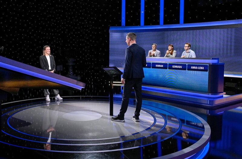 Moderator Alexander Bommes (M.) mit den Kandidat:innen: Anna-Lena Pittelkow (l.), Martin Sawatzki, Hannah Brand und Gennadij Heidel. – Bild: ARD/​Uwe Ernst