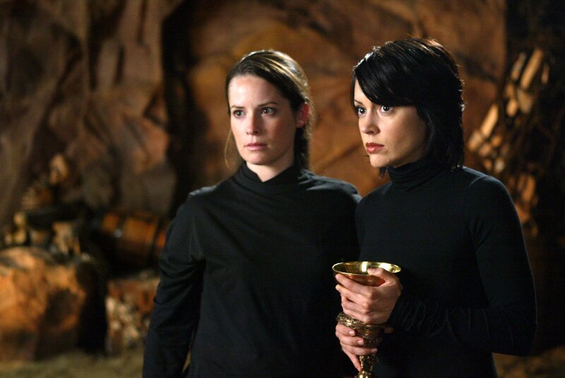 Phoebe (Alyssa Milano, r.), Piper (Holly Marie Combs, l.) sind gezwungen, einen goldenen Kelch aus einem Museum zu stehlen, um Paige zu helfen … – Bild: Paramount Pictures Lizenzbild frei