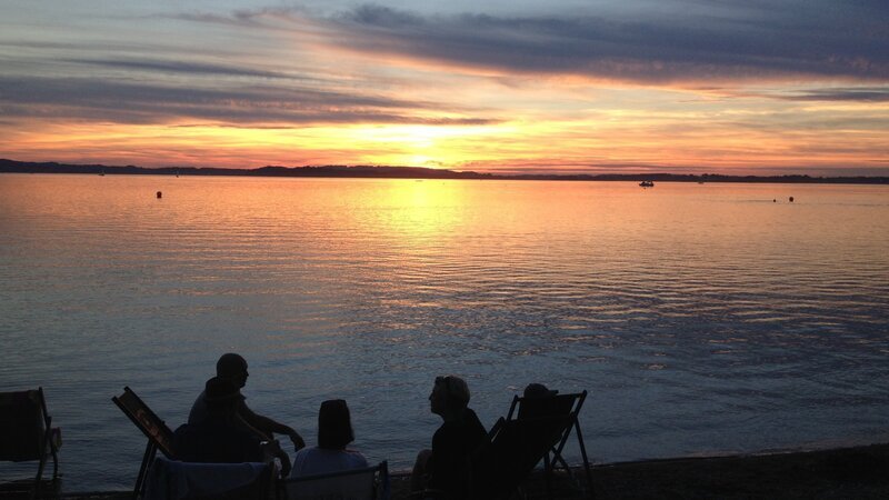 Sanfte Wellen, weiter Blick: Sonnenuntergang am Chiemsee. – Bild: ZDF und Nicolai Piechota