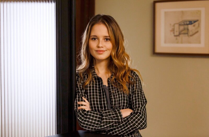 Falk belauscht in der Kanzlei ein Gespräch im Konferenzraum, da taucht plötzlich Marie (Bianca Nawrath) auf. – Bild: ARD/​Kai Schulz