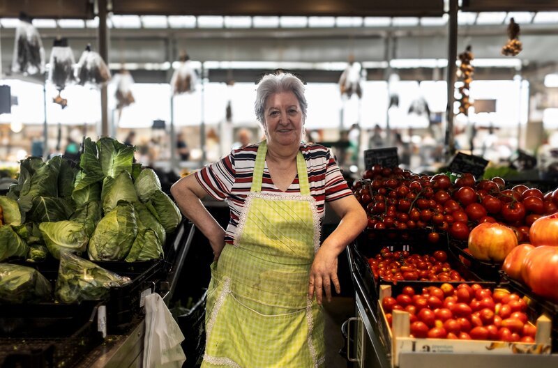 Maria da Conceição Pinto ist eine feste Größe im Mercado do Bolhão. Sie versorgt ihre Kunden stets mit frischen Produkten aus der Region. – Bild: ZDF /​ Jorge Miguel Madureira da Costa /​ Maria da Conceicao Pinto