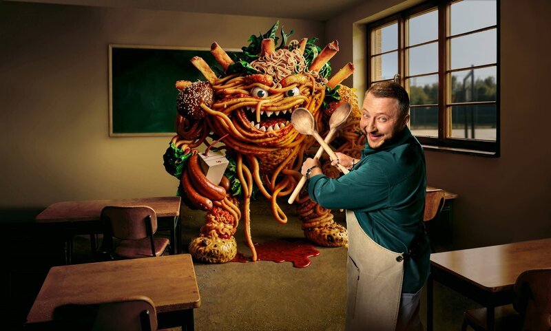 ZDFbesseresser Sebastian Lege stellt sich in seinem Format „besseresser goes Schule – Lege packt’s an“ seinem Endgegner, dem Essen in deutschen Schulen. – Bild: ZDF und Tobias Schult /​ KI-generiert [M]