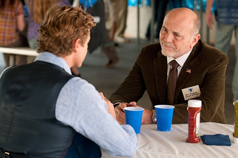 Ein neuer Fall beschäftigt Patrick (Simon Baker, l.). Er ermittelt und hofft von Vice Principal DeSouza (Carmen Argenziano, r.) Hinweise zu bekommen … – Bild: Turner /​ Warner Bros. Entertainment Inc.