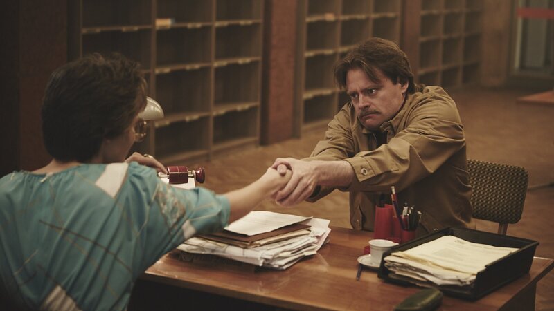 Ein Reisewilliger (Max Giermann) hatte es im DDR-Reisebüro nicht leicht. – Bild: ZDF und Kristof Galgoczi Nemeth