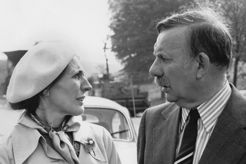 Martha (Helga Feddersen) und Kurt Mewes (Günter Kütemeyer) schauen sich verdrossen an. Das ruppige Verhalten ihres unglücklich verliebten Sohnes verwirrt sie. – Bild: NDR/​Stroemer