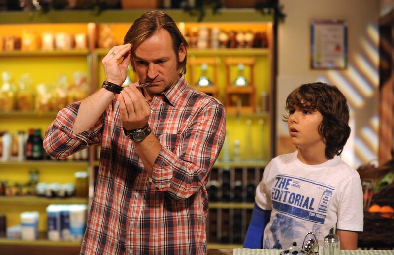 Gregor zeigt Felix, wie er einen Löffel mit bloßer Gedankenkraft verbiegen kann. Von links: Gregor Brunner (Holger M. Wilhelm) und Felix Kramer (Shayan Hartmann). – Bild: BR/​Marco Orlando Pichler