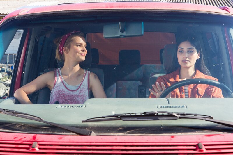 Mehri (Sogol Faghani, r.) ist wahnsinnig aufgeregt: Sie will eine Zusatzprüfung machen, um den Food-Trailer fahren zu können. Flexi (Maike Jüttendonk, l.) will mit ihr trainieren, damit Mehri nicht im entscheidenden Augenblick rechts und links verwechselt. – Bild: ZDF und Zia Ziarno