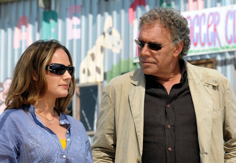 Markus Winter (Christian Kohlund) will der Architektin Natalie Wager (Sonsee Neu) bei ihrem Projekt helfen. – Bild: ARD Degeto/​Lisa Film/​Kelly Walsh /​ DEGETO FILM
