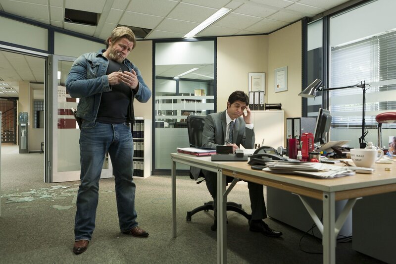 Mick Brisgau (Martin Klempnow, l.) und seinen Kollegen Andreas Kringge (Michael Müller, r.). – Bild: ProSieben / Kai Schulz Mick Brisgau (Martin Klempnow, l.) und seinen Kollegen Andreas Kringge (Michael Müller, r.). – Bild: ProSieben / Kai Schulz