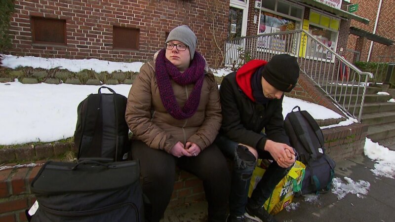 Franziska (25) und Leon (22) aus Hamburg sind obdachlos; Franziska (25) und Leon (22) aus Hamburg sind obdachlos – Bild: RTLZWEI