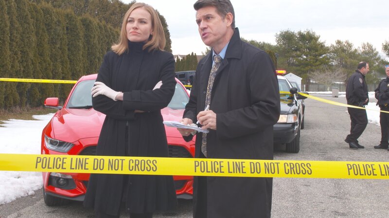 Detectives talk to a witness near Julie’s abandoned car. – Bild: Investigation Discovery /​ Photobank /​ Discovery Communications