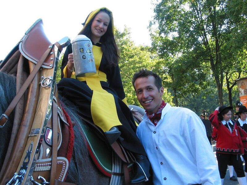 Willis Zufallsgenerator hat den Buchstaben M ausgewählt. M wie Münchner Kindl. Ob es wirklich ein Kind ist, und welche Aufgabe es hat, das findet Willi heraus. – Bild: ARD alpha