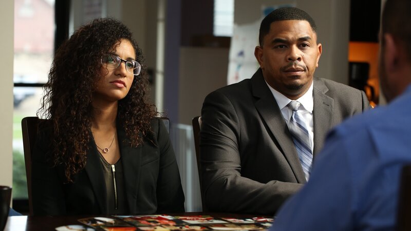 Fatima Silva and Chris Anderson listen to Ayran Widmer, the brother of the convict. – Bild: Discovery Communications