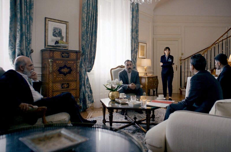 Der iranische Außenminister Mohsem Mahdavi (Anthony Azizi, li.) kennt Diplomatin Alexandra Weiss (Veerle Baetens, Mi.) bereits – sie arbeitete zuvor in der Botschaft im Iran und verließ ihren Posten damals abrupt. – Bild: Les Films Pelléas/​Bande à Part Films/​Gaumont Télévision