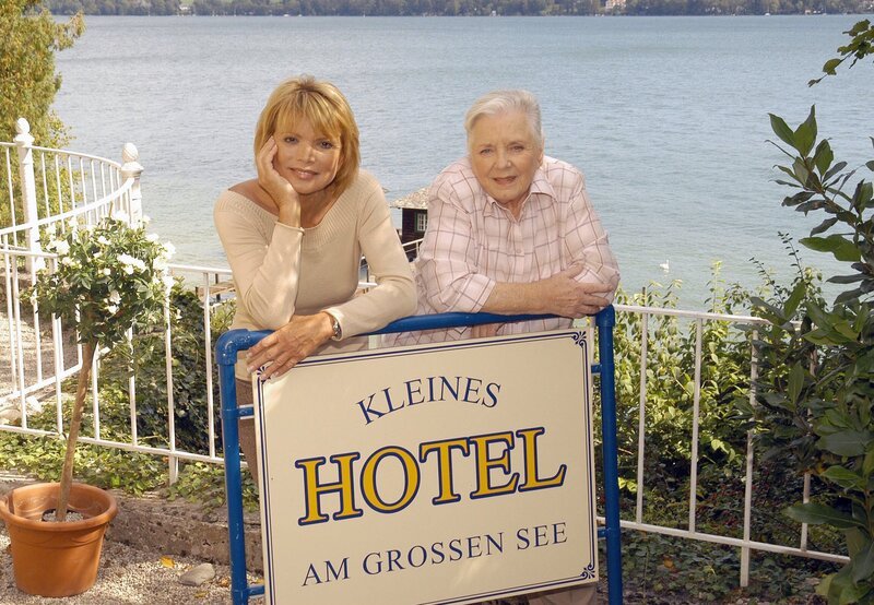 Das „kleine Hotel am großen See“ läuft prächtig, doch nun kommen auf Antonia (Uschi Glas, li.) und Regina (Ruth Drexel) andere Schwierigkeiten zu. – Bild: SWR/​ARD Degeto/​Magdalena Mate