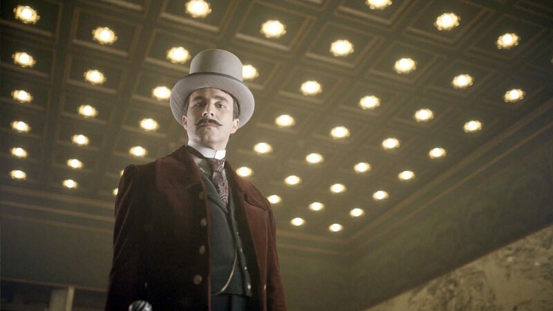 Es sind nur noch wenige Jahre bis zum Ersten Weltkrieg – doch die Welt tanzt. Im Bild: Jens Lamprecht als Emil Storch. – Bild: Aurelia Geiger /​ ORF/​Clever Contents