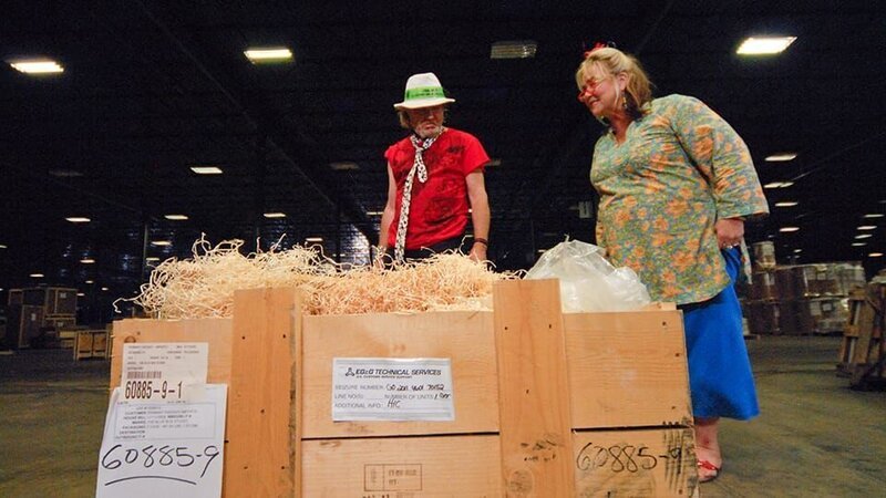 Sally and Laurence with a wooden crate won for a $1,700 win. The crate contains a bag of precious stones. An appraisal in Manhattan’s Diamond District proves they are valuable, natural gems. The Martins head home with a hefty $3,580 overall profit. – Bild: Passion Distribution