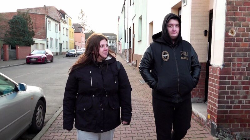 S09E01: In Schönebeck steht Familie Franzi vor einem Umbruch: Tochter Lisa will mit ihrem Verlobten Leon ausziehen, – Bild: RTLZWEI