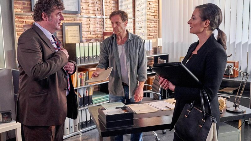 Weil Sievers (Rainer Piewek, l.) eingeschüchtert ist und nicht mit der Schulamtsmitarbeiterin Julia Mai (Dagny Dewath) reden will, übernimmt Stefan (Hendrik Duryn) dessen Rolle. – Bild: TVNOW /​ Frank Dicks