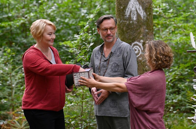 Nele Fehrenbach (Floriane Daniel, l.) muss ihr Handy bei Dr. Johannes Ringwald (Ingo Abel, M.) und Frauke Singer (Anjorka Strechel, r.) abgeben. – Bild: ARD/​Laurent Trümper