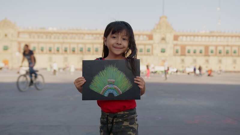 Die berühmte Federkrone Moctezumas ist im Weltmuseum in Wien ausgestellt, in Mexiko befindet sich lediglich eine Kopie aus den 1950er Jahren. – Bild: Hazazah /​ ZDF