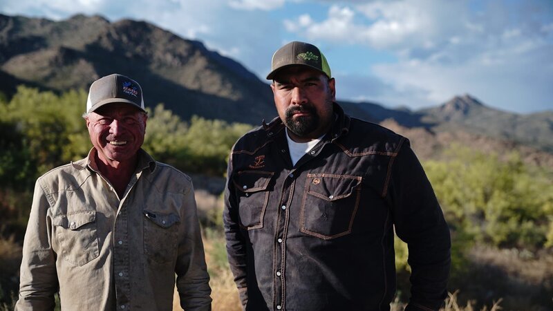 Freddy Dodge and Juan Ibarra to camera with desert in background – Bild: Warner Bros. Discovery, Inc. or its subsidiaries and affiliates. All rights reserved.
