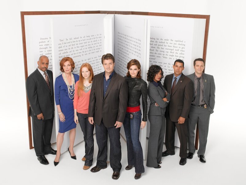 (2. Staffel) – Das Leben von (v.l.n.r.) Captain Roy Montgomery (Ruben Santiago-Hudson), Martha (Susan Sullivan), Alexis (Molly C. Quinn), Richard (Nathan Fillion), Kate (Stana Katic), Lanie (Tamala Jones), Javier (Jon Huertas) und Kevin (Seamus Dever) ändert sich, als zwei Morde auf exakt die Weise begangen werden, wie Castle sie in seinen Romanen schildert. – Bild: Kabel Eins
